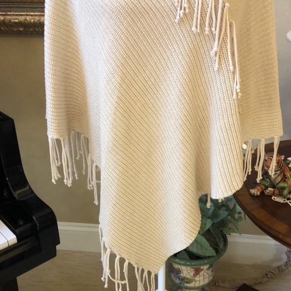 Chicos Lightweight Metallic Knit Fringed Poncho Neutral Color Gold Women OS NWT - Picture 5 of 17